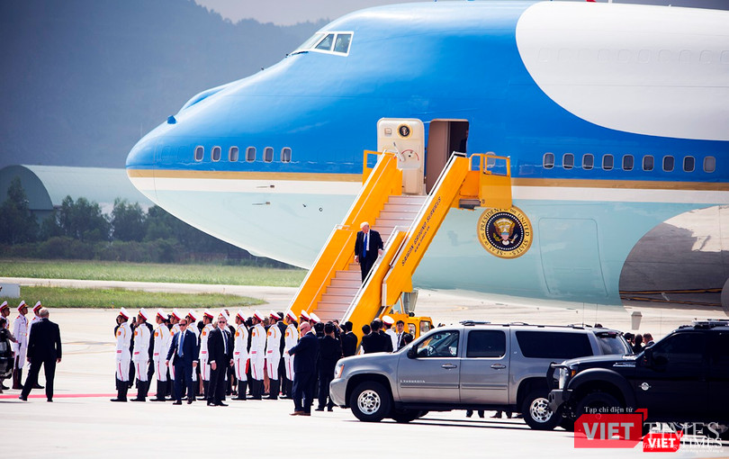 Một điều khác biệt là cầu thang không hề có thảm đỏ như cầu thang khác đã dùng để đón các lãnh đạo khác