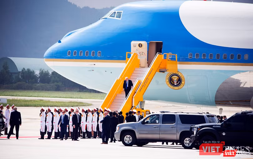 Một điều khác biệt là cầu thang không hề có thảm đỏ như cầu thang khác đã dùng để đón các lãnh đạo khác