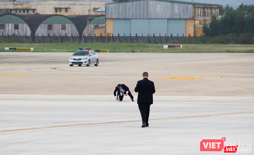 Trước khi chuyên cơ của Tổng thống Mỹ Donald Trump hạ cánh, một nhóm đặc vụ tiến hành đo, kiểm tra sân đỗ rất kỹ lưỡng