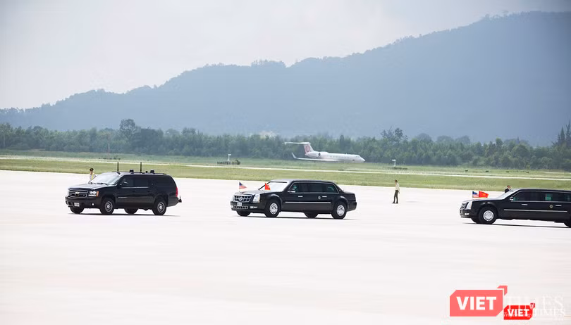 Đoàn xe của Tổng thống bắt đầu di chuyển