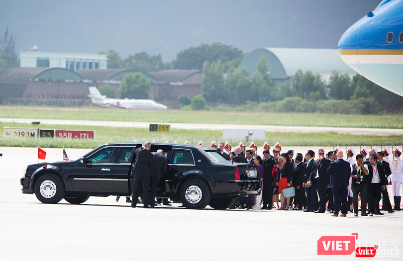 Một đặc vụ lên xe cùng đi với Tổng thống