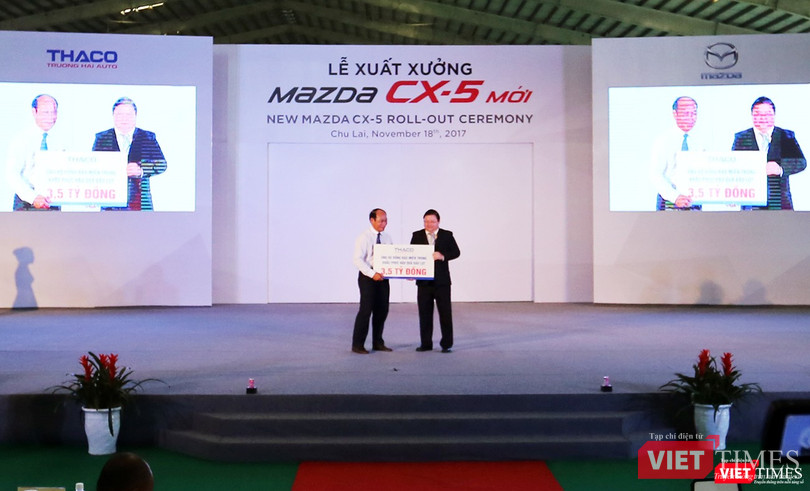 tại sự kiện, lãnh đạo và cán bộ Thaco Trường Hải cũng đóng góp khoản tiền hỗ trợ 3,5 tỷ đồng từ tiền đóng góp 1 ngày lương cho đồng bào miền Trung - Tây Nguyên vừa trải qua đỡ bão lũ vừa qua.