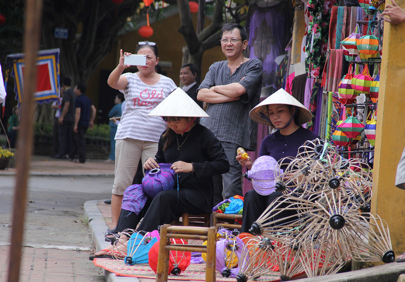 Đoàn phu nhân lãnh đạo APEC dạo phố cổ Hội An ảnh 11