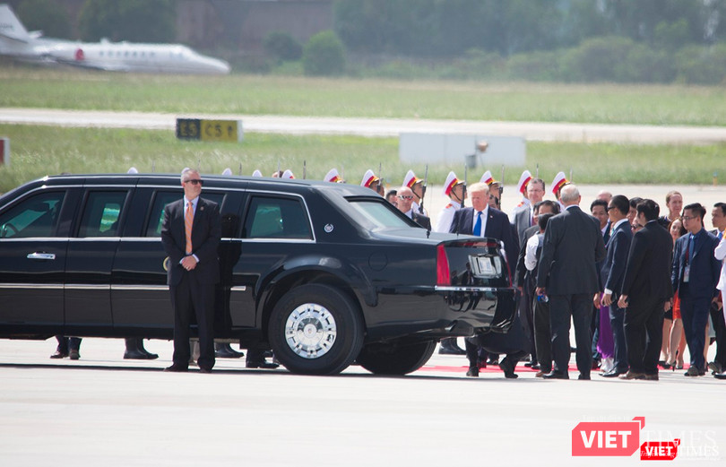 Vẫn giữ nguyên vị trí cho đến khi Tổng thống di chuyển vào bên trong