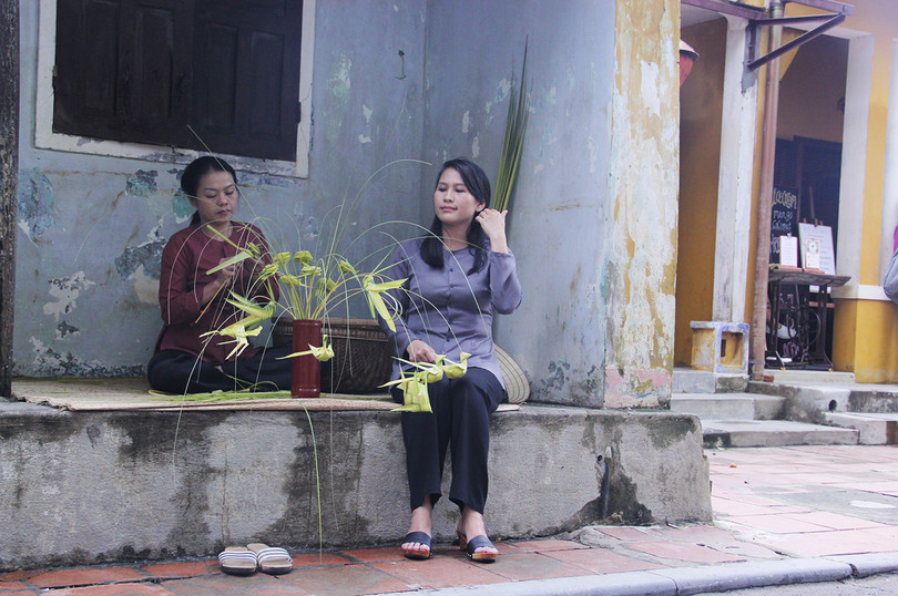 Đoàn phu nhân lãnh đạo APEC dạo phố cổ Hội An ảnh 17