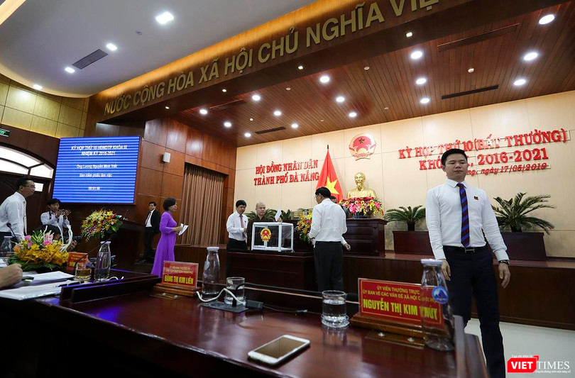 Các đại biêủHĐND TP Đà Nẵng bỏ phiếu miễn nhiệm các chức danh để phục vụ côg tác nhân sự, hợp nhất 3 văn phòng ĐBQH-HĐND-UBND TP.