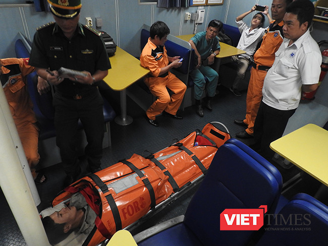 Sau nhiều giờ hành trình trong điều kiện thời tiết ảnh hưởng của bão số 10, đến 21h00 ngày 13/9, ngư dân bị nạn đã được tàu SAR412 đưa về bơ và chuyển đến bệnh viện để tiếp tục điều trị