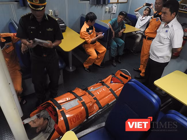 Sau nhiều giờ hành trình trong điều kiện thời tiết ảnh hưởng của bão số 10, đến 21h00 ngày 13/9, ngư dân bị nạn đã được tàu SAR412 đưa về bơ và chuyển đến bệnh viện để tiếp tục điều trị