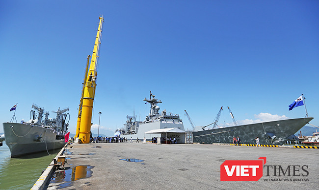Sáng 18/9, đội tàu Hải quân Hàn Quốc gồm tàu khu trục tên lửa ROKS Kang Gam Chan (DDH-979) và tàu hậu cần ROKS HWACHEON (AOE-59) đã cập Cảng Tiên Sa, chính thức chuyến thăm xã giao Đà Nẵng trong 4 ngày.