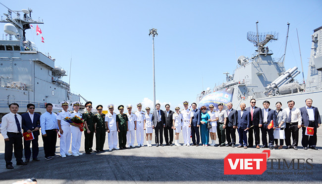 Các bên chụp ảnh lưu niệm nhân chuyến thăm Đà Nẵng của đội tàu