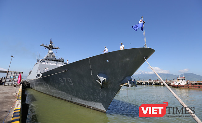 Từ mũi đến đuôi hạm, tàu khu trục tên lửa ROKS Kang Gam Chan (DDH-979) được trang bị những khí tài tốn tân