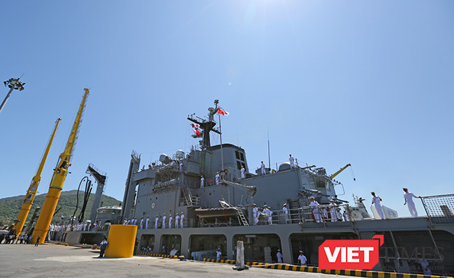 Và sức mạnh tiềm ẩn bên trong ROKS HWACHEON (AOE-59)