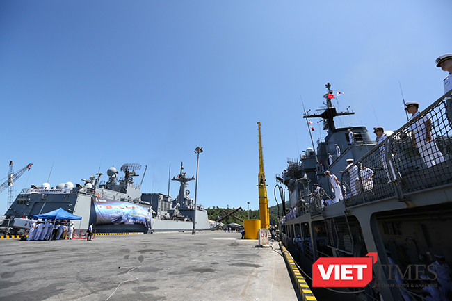 Cùng song hành với tàu khu trục tên lửa ROKS Kang Gam Chan (DDH-979) tại cảng Tiên Sa (Đà Nẵng)