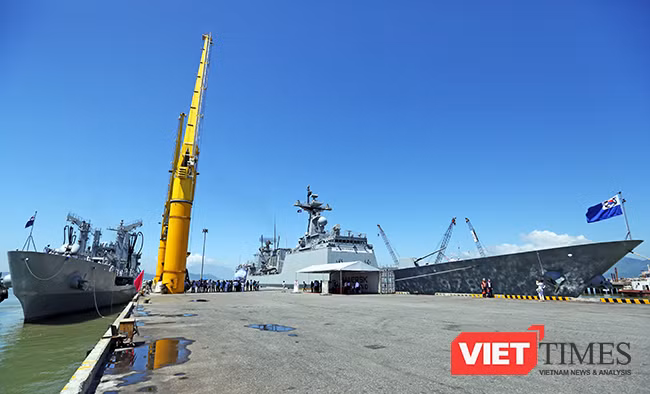 Đội tàu Hải quân Hàn Quốc gồm tàu khu trục tên lửa ROKS Kang Gam Chan (DDH-979) và tàu hậu cần ROKS HWACHEON (AOE-59) tại cảng Tiên Sa (Đà Nẵng)