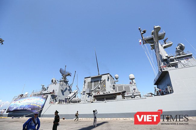 Những khí tài hạng nặng được lắp khắp thân tàu