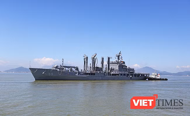 Tàu ROKS HWACHEON (AOE-59) trên vịnh Đà Nẵng