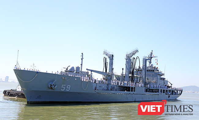 ROKS HWACHEON (AOE-59) có lượng giãn nước lên đến hơn 9.100 tấn, dài 134m, rộng 18m và mowisn nước lên đến 8,5m. Tàu có nhiệm vụ chính là cung cấp nhiên liệu, nước ngọt, đạn dược, hàng hóa cho tàu hải quân trên biển.