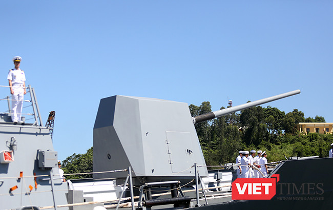 Cỡ nòng lên đến 127mm Mk45 Mod 4 phía trước mũi với tầm bắn 24km, tốc độ bắn lên tới 16-20 viên/phút