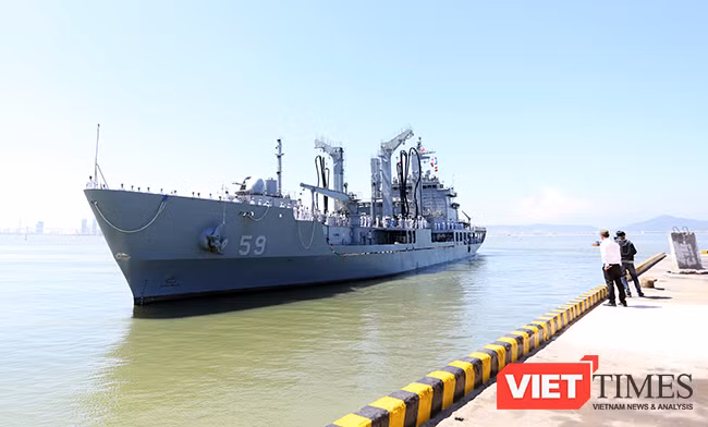 Tàu ROKS HWACHEON (AOE-59) được 2 tàu lai, lai dắt vào cầu cảng
