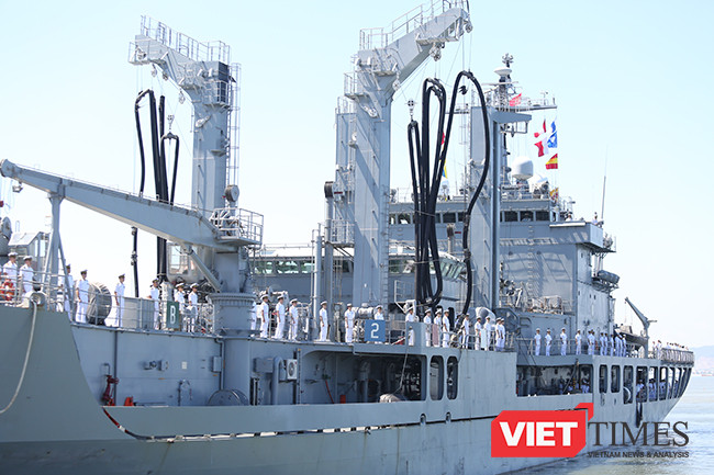 Đặc điểm dễ nhận biết của tàu ROKS HWACHEON (AOE-59) là hệ thống cần cấp liệu và phục vụ hậu cần trên biển