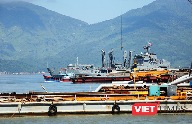 Sáng 18/9, tàu ROKS HWACHEON (AOE-59) di chuyển vào trong vịnh Đà Nẵng