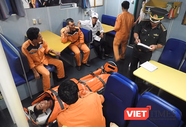 Ngư dân Bùi Đình Linh bị tời cuốn đa chấn thương trong tình trạng nguy kịch được tàu SAR 412 và ê kíp bác sỹ 115 Đà Nẵng cấp cứu đưa vào bờ an toàn