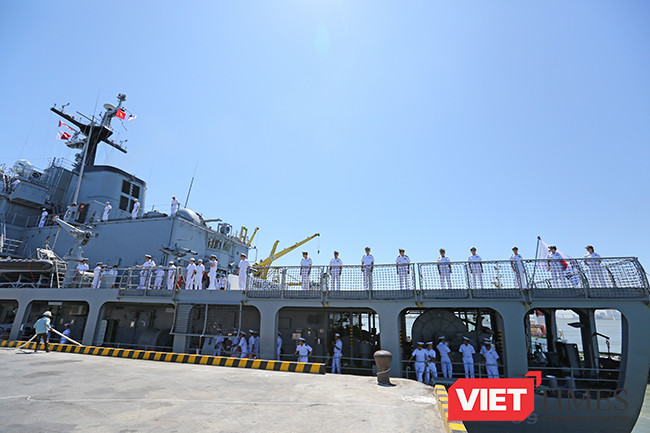 Và sân bay trực thăng phía đuôi hạm