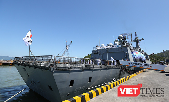 Để tăng cường các hoạt động tác chiến trên không, hạm còn được trang bị 1 hangar và sân đỗ trực thăng phía đuôi tàu, đảm bảo hoạt động cho trực thăng săn ngầm Westland Lynx Mk99/99A.