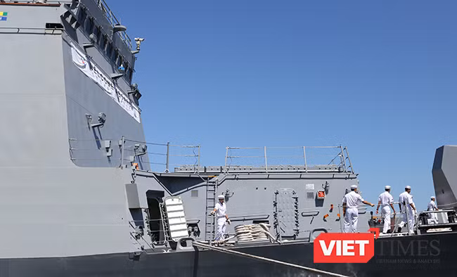 Hệ thống ống phóng tên lửa hành trình gồm 8 tổ hợp 4 ống phóng đặt phía trước