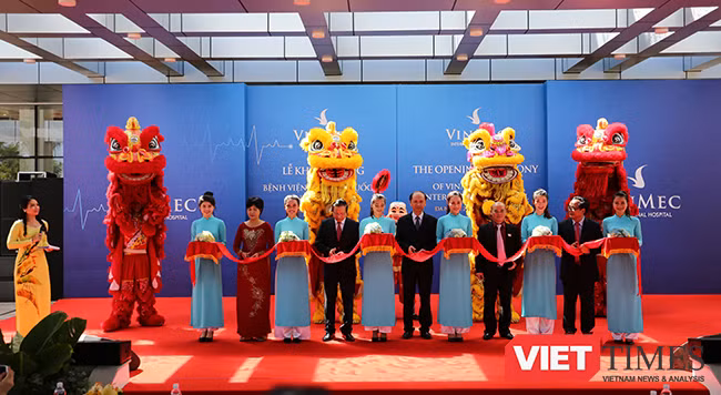 Lãnh đạo Bộ Y tế, Tập đoàn Vingroup và các cơ quan hữu quan chính thức cắt băng khánh thành Bệnh viện quốc tế Vinmec Đà Nẵng