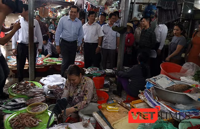 Lãnh đạo Đà Nẵng trong chuyến thực tế kiểm tra chất lượng vệ sinh an toàn thực phẩm tại các chợ trên địa bàn