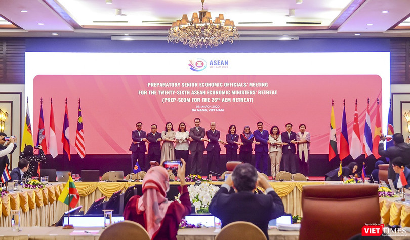 Các quan chức kinh tế ASEAA chụp ảnh lưu niệm tại hội nghị SEOM trù bị diễn ra tại Đà Nẵng