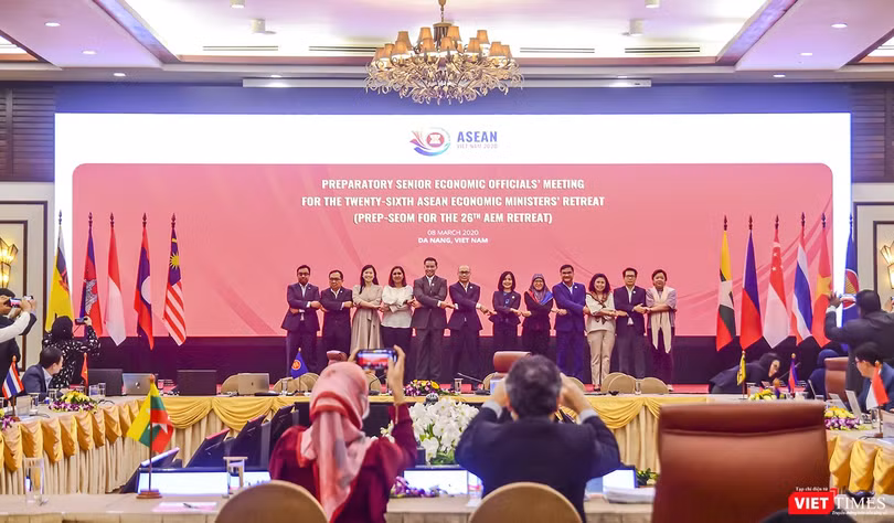 Các quan chức kinh tế ASEAA chụp ảnh lưu niệm tại hội nghị SEOM trù bị diễn ra tại Đà Nẵng
