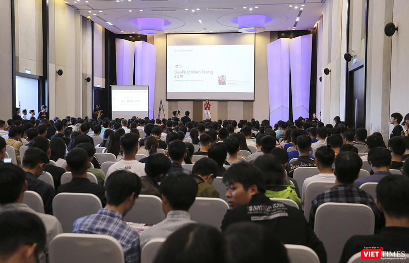 Diễn giả trình bày tại sự kiện DevFest-Hackathon 2019 diễn ra chiều 13/10 tại Đà Nẵng