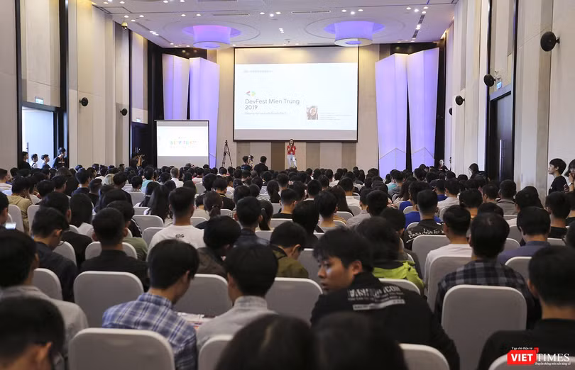 Diễn giả trình bày tại sự kiện DevFest-Hackathon 2019 diễn ra chiều 13/10 tại Đà Nẵng