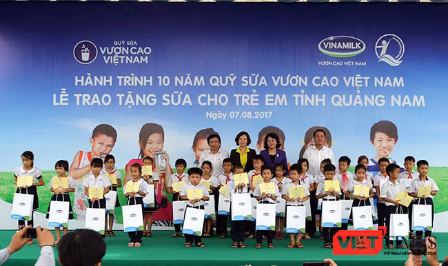 Phó Chủ tịch nước Đặng Thị Ngọc Thịnh trao sữa cho trẻ em Quảng Nam
