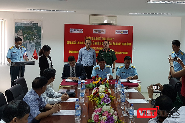 Các bên tại buổi ký kết bàn giao 12,7ha đất tại Sân bay Đà Nẵng đã được xử lý dioxin