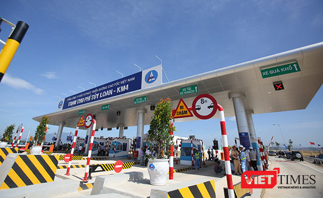 Trạm thu phí Túy Loan tương ứng với các loại xe từ dưới 12 chỗ ngồi đến xe container 40feet là 90.000 đồng-380.000 đồng/xe/lượt. Bình quân mức phí từ 1.380 đồng-5.840 đồng/km. Riêng đối với xe con dưới 12 chỗ ngồi có mức thu phí cao gấp gần 3 lần so với thu phí trên QL1A là 35.000đồng/xe/lượt.