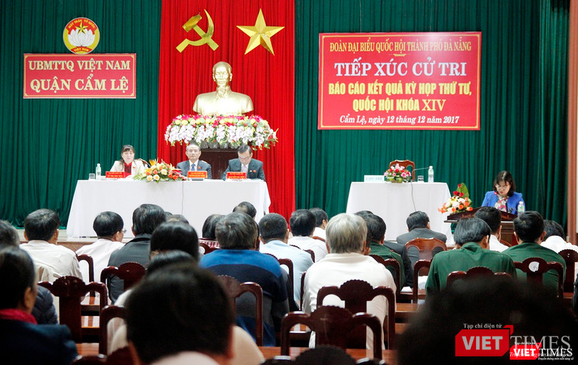 Chiều 12/12, Đoàn Đại biểu Quốc hội TP.Đà Nẵng đã có buổi tiếp xúc cử tri, báo cáo kết quả kỳ họp thứ 4, Quốc hội khóa 14 với cử tri quận Cẩm Lệ