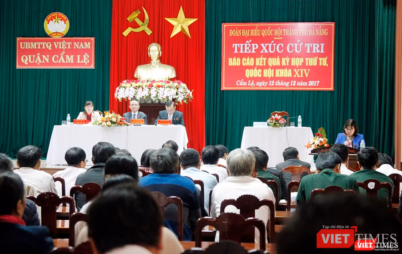 Chiều 12/12, Đoàn Đại biểu Quốc hội TP.Đà Nẵng đã có buổi tiếp xúc cử tri, báo cáo kết quả kỳ họp thứ 4, Quốc hội khóa 14 với cử tri quận Cẩm Lệ