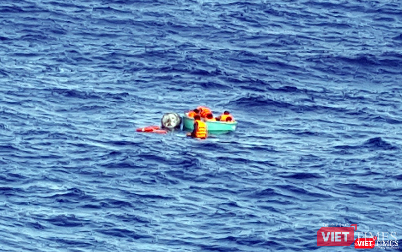 Tàu chìm, các ngư dân bám víu vào thúng chai và trôi dạt trên biển