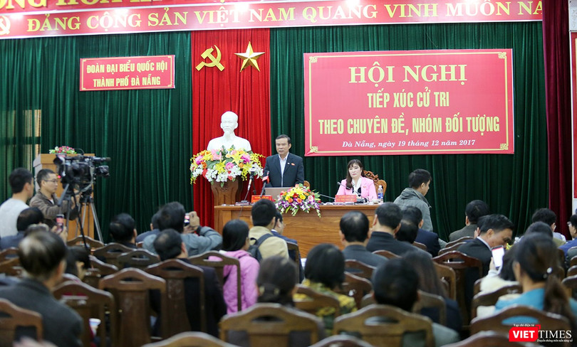 Sáng 19/12, Đoàn đại biểu Quốc hội TP Đà Nẵng đã có buổi tiếp xúc cử tri chuyên đề, theo nhóm đối tượng liên quan đến việc UBND TP Đà Nẵng thực hiện thay đổi thời hạn chứng nhận quyền sử dụng đất đã cấp đối với đất cơ sở sản xuất, kinh doanh ghi sai thời 