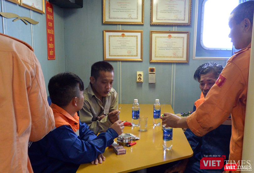 Các ngư dân trên tàu bị nạn được đưa lên tàu SAR 412 trong tình trạng sức khỏe yếu, tinh thần hoảng loạn