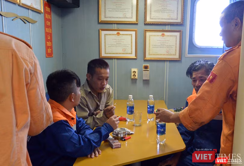 Các ngư dân trên tàu bị nạn được đưa lên tàu SAR 412 trong tình trạng sức khỏe yếu, tinh thần hoảng loạn