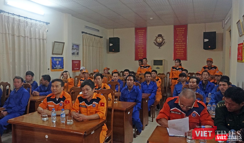 Các ngư dân trên tàu cá tại buổi bàn giao cho cơ quan chức năng sau khi được cứu nạn đưa về bờ