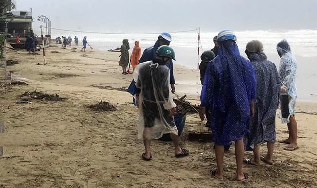 Ngườ i dân đồng tâm chung tay khắc phục hậu quả cơn bão số 12 vì sự thành công của APEC