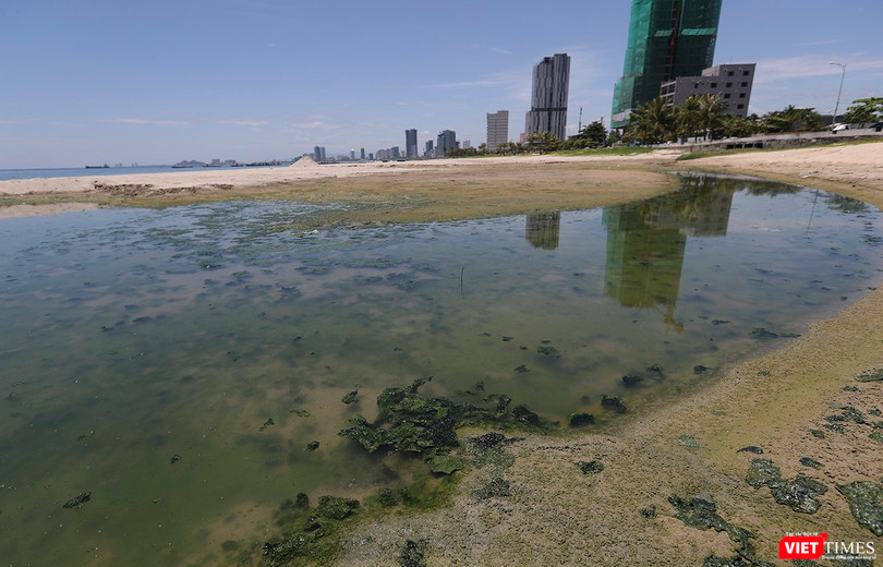 Cận cảnh một cống xả nước thải ra biển Đà Nẵng trên địa bàn Sơn Trà