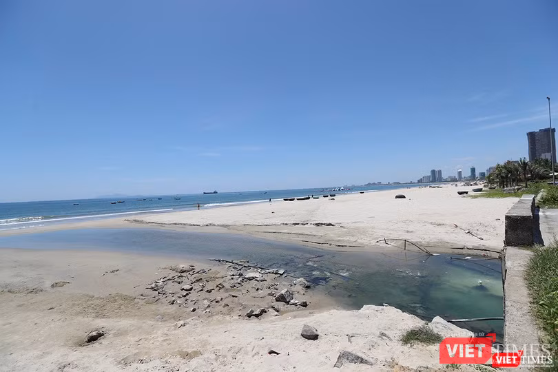 Suốt chục năm nay, những cố xả này vẫn vô tư xả nước thải ra biển