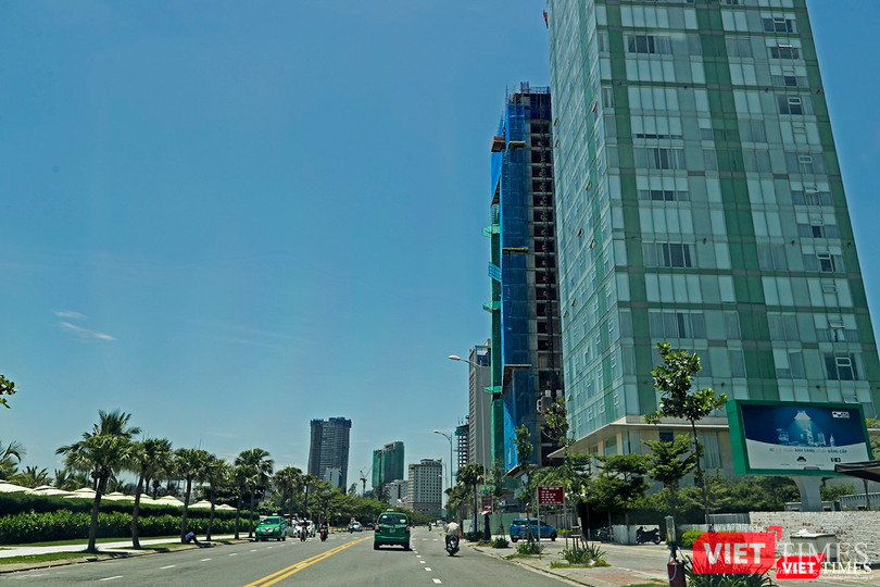 ... thì phía bên trên, các công trình tiếp tục mọc lên