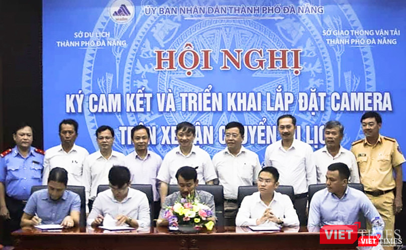 Đại diện các doanh nghiệp ký kết lắp đặt camera trên xe du lịch trước dự chứng kiến của lãnh đạo UBND TP Đà Nẵng và các cơ quan chức năng